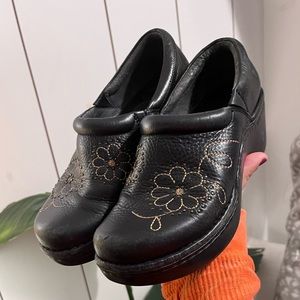 Ariat floral detail black leather clogs ATS 8 western casual feminine comfy
